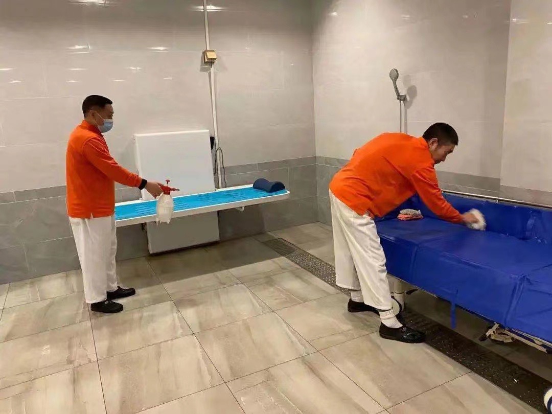 供應(yīng)愛樂壁掛式升降操作臺(tái) 兒童護(hù)理臺(tái) 壁掛式洗澡床 電動(dòng)升降洗澡床